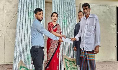 ভাঙ্গুড়ায় অগ্নিকাণ্ডে ক্ষতিগ্রস্ত ৭ পরিবারের মাঝে ঢেউটিন ও ত্রাণ বিতরণ