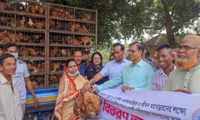 ভালুকায় ক্ষুদ্র নৃগোষ্ঠী পরিবারের মাঝে উপকরণ বিতরণ