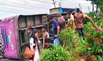 দুই বাসের রেষারেষি: নিয়ন্ত্রণ হারিয়ে বাস উল্টে হেলপার নিহত, আহত ৫