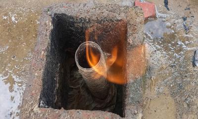 কলমাকান্দায় টিউবওয়েল থেকে বের হচ্ছে গ্যাস 