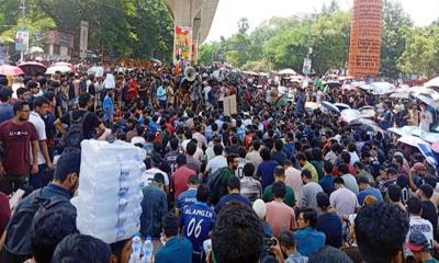 শাহবাগ অবরোধ করে প্রকৌশল শিক্ষার্থীদের বিক্ষোভ