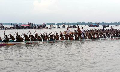 চলনবিলে ঐতিহাসিক নৌকা বাইচে জনতার ঢল