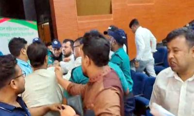 ইসির শুনানিতে ব্রাহ্মণবাড়িয়ার বিএনপির ২ পক্ষের হাতাহাতি