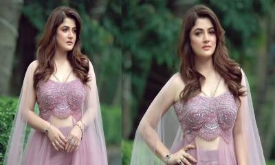 লেহেঙ্গায় মুগ্ধতা ছড়ালেন শ্রাবন্তী