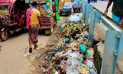 বক্স রোডে ময়লার স্তূপে স্বাস্থ্যঝুঁকি, নাক চেপে চলাচল পথচারীদের