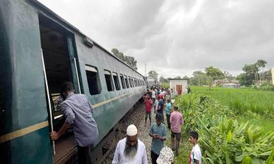 পদ্মরাগের ৬ বগি লাইনচ্যুত, রংপুরে ট্রেন চলাচল বন্ধ