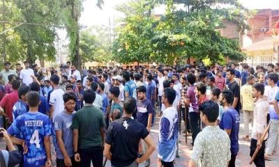 বাকৃবিতে হল ছাড়ার নির্দেশনা প্রত্যাহার করে শিক্ষার্থীদের বিক্ষোভ মিছিল