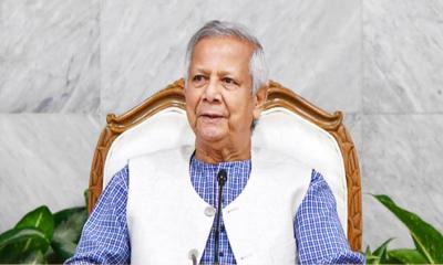 ঢাকেশ্বরী মন্দির পরিদর্শনে প্রধান উপদেষ্টা