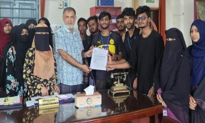 অভয়নগরে অনার্স শিক্ষার্থীদের স্মারকলিপি: ফরম পূরণের টাকা কমানোর দাবি