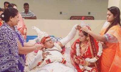 হাসপাতালের বিছানায় শুয়ে প্রেমিকাকে বিয়ে করলেন আনন্দ সাহা