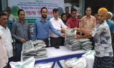 ২ হাজার ক্ষুদ্র ও প্রান্তিক কৃষকের মাঝে মাসকলাই বীজ ও সার বিতরণ