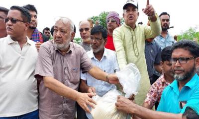 দৌলতপুরে বন্যাদুর্গতদের পাশে উপজেলা বিএনপি