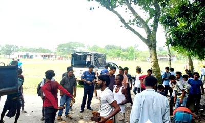 ঈশ্বরগঞ্জে খেলার মাঠ থেকে ব্যক্তিমালিকানাধীন সামগ্রী অপসারণ