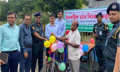 নীলফামারীতে যাবজ্জীবন সাজা শেষে মুক্তিপ্রাপ্ত বন্দী পেলেন ইলেকট্রিক ভ্যান