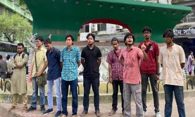 নীলফামারীতে শ্রমিক হত্যার প্রতিবাদে জগন্নাথ বিশ্ববিদ্যালয়ে বিক্ষোভ