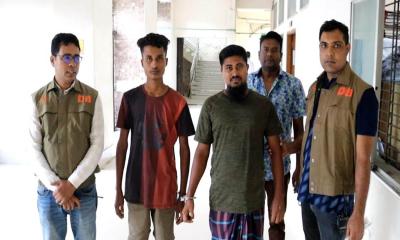 যশোরে ডিবি পুলিশের অভিযানে বিদেশি পিস্তলসহ দুই যুবক আটক