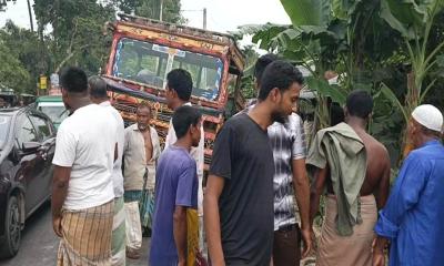 কাউনিয়ায় মহাসড়কে নছিমন খাদে পড়ে গরু ব্যবসায়ীর মৃত্যু