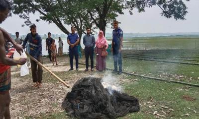 কেন্দুয়ায় উপজেলা প্রশাসনের অভিযানে অবৈধ জাল পুড়িয়ে ধ্বংস