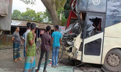 মহেশপুরে বাস ও ট্রাকের সংঘর্ষে ১৫ জন আহত