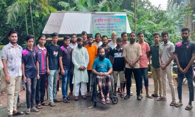 পঙ্গু আশাবুদ্দিনকে স্থায়ীভাবে দোকান করে দিলো সামাজিক সংগঠন ‘দুর্বার’