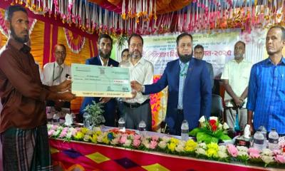 আল-আরাফাহ ইসলামী ব্যাংক পলাশবাড়ী শাখার উদ্যোগে কৃষকদের মাঝে বিনিয়োগ বিতরণ