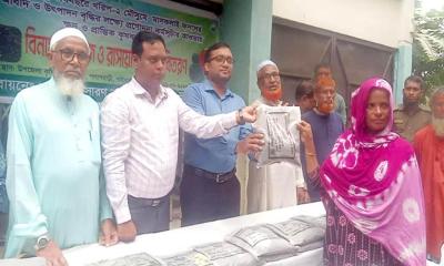 পলাশবাড়ীতে ক্ষুদ্র ও প্রান্তিক কৃষকদের মাঝে বিনামূল্যে বীজ ও সার বিতরণ