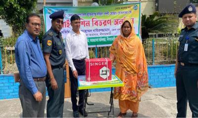 নীলফামারীতে মুক্তিপ্রাপ্ত নারীকে পুনর্বাসনে সেলাই মেশিন প্রদান