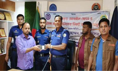 হারানো মোবাইল ও হ্যাক হওয়া ফেসবুক আইডি উদ্ধার, মালিকদের কাছে হস্তান্তর