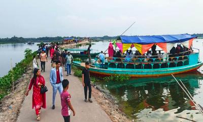পর্যটকদের ভিড়ে আলোচনায় খাতিয়া ব্রিজ, নেই পর্যাপ্ত অবকাঠামো