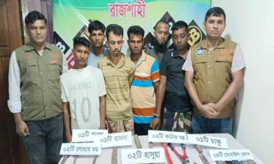 তানোরে ডাকাতির ঘটনায় গ্রেপ্তার ৮, মালামালসহ দেশীয় অস্ত্র উদ্ধার