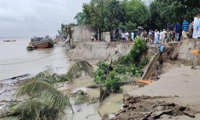 পদ্মা সেতু রক্ষা বাঁধে ৩০০ মিটার ধস, নদীগর্ভে বিলীন ২০ স্থাপনা