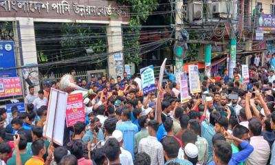ফেনীতে টেকসই বাঁধ নির্মাণ দাবিতে পানি উন্নয়ন বোর্ড ঘেরাও