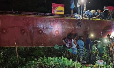 মুকসুদপুরে নিয়ন্ত্রণ হারিয়ে যাত্রীবাহী বাস খাদে, চালক নিহত
