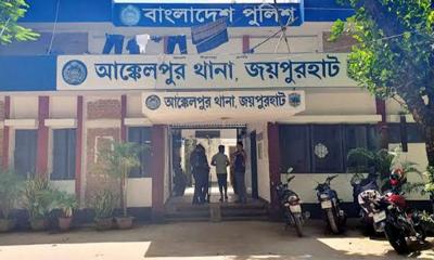 দুই চাকুসহ ‘চাকু মানিক’ গ্রেপ্তার, ধস্তাধস্তিতে পুলিশ আহত