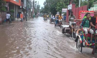 পানিতে ভাসছে বরিশাল শহর