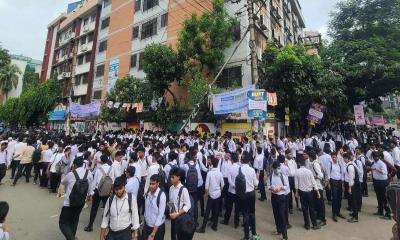 অধ্যক্ষের পদত্যাগের দাবিতে উত্তাল ঢাকা সিটি কলেজ