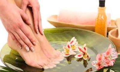 বর্ষায় পায়ের যত্ন নিবেন যেভাবে