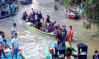 ঝালকাঠির ভাসমান পেয়ারা হাটে অশ্লীলতা ও উচ্চ শব্দে বাদ্যযন্ত্র নিষিদ্ধের দাবি