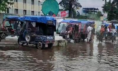 কুষ্টিয়া জেনারেল হাসপাতাল এলাকায় হাঁটু পানি