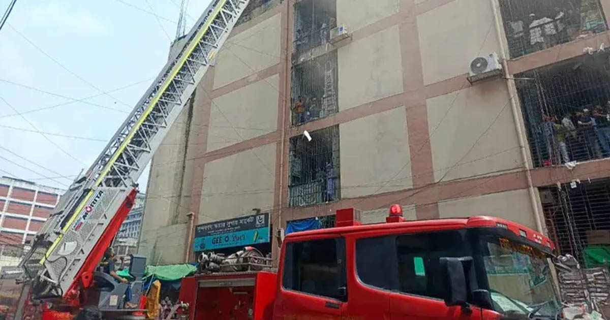 গুলিস্তানে সুন্দরবন স্কয়ার মার্কেটে আগুন নিয়ন্ত্রণে