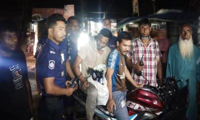কাউনিয়ায় ফেনসিডিলসহ দুই মাদক কারবারি আটক