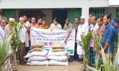 বামনায় কৃষকদের মাঝে ফলজ চারাসহ সার ও বীজ বিতরণ করা হয়েছে