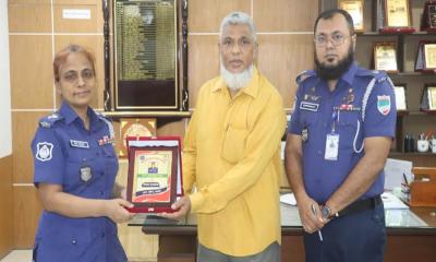 বর্ণাঢ্য পুলিশ জীবনের অবসানে ব্যতিক্রমী বিদায় সংবর্ধনা পেলেন কনস্টেবল