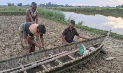 নকলায় নৌকা তৈরিতে ব্যস্ত সময় পার করছেন কারিগররা