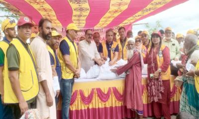 রাজারহাটে লায়ন্স ক্লাবের উদ্যোগে বন্যার্তদের মাঝে খাদ্যসামগ্রী বিতরণ