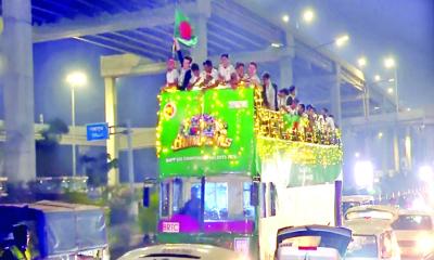 ছাদখোলা বাসে সাফজয়ীদের রাজকীয় সংবর্ধনা