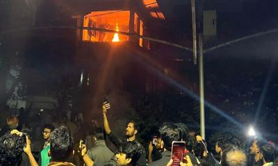 হাদি হত্যার প্রতিবাদে ধানমন্ডি ৩২ নম্বরে বিক্ষুব্ধ জনতার আগুন-ভাঙচুর