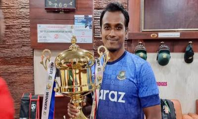 রুবেল হোসেনকে বিদায়ী সম্মাননা দিচ্ছে বিসিবি