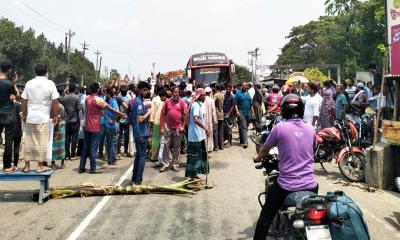 নিরাপদ মহাসড়কের দাবিতে গৌরনদীতে মানববন্ধন ও সড়ক অবরোধ