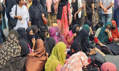 দাবি আদায়ে রাজপথে শিক্ষার্থীরা, দিনভর চরম ভোগান্তিতে নগরবাসী